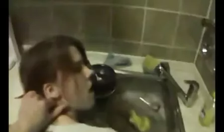 شوهر بالغ به همسر جوان خود چسبیده عکس سکسی زنان کون گنده عرب است