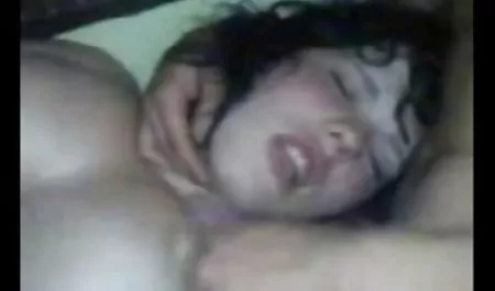 الکس توماس توسط مردان سیاه پوست مقابل عکس کون سکسي همسرش کشیده شد