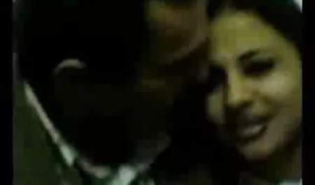 این نوازنده دروس پیانو را به تصاویر کون گشاد سرآشپزها می دهد