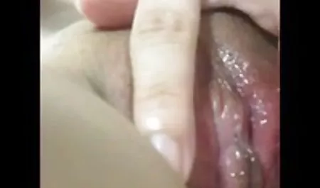 در عکس کونوکوس طول مقاربت ، گرانش سعی می کند احساسات را به تصویر بکشد